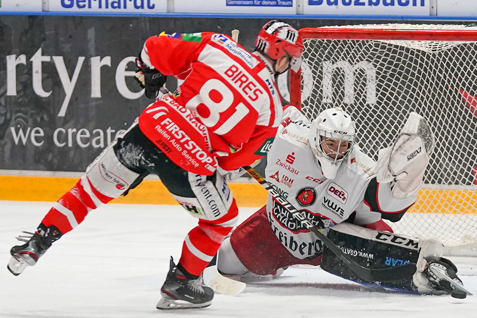 Andrej Bires (Bad Nauheim) scheitert mit seinem Penalty Michael Bitzer (Crimmitschau).