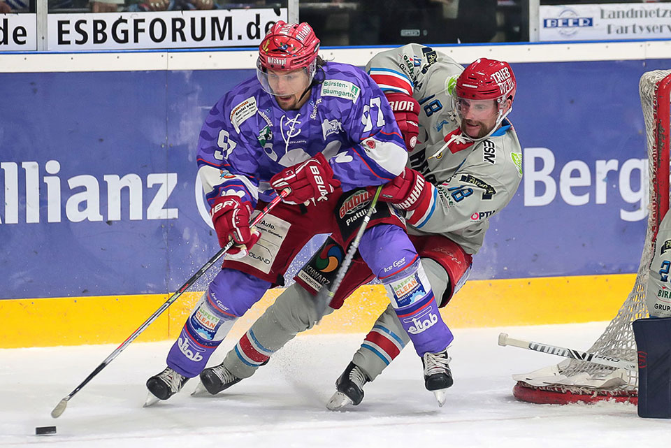 Deggendorfs Rene Röthke gegen Selbs Landon Gare. Deggendorfs Rene Röthke gegen Selbs Landon Gare.