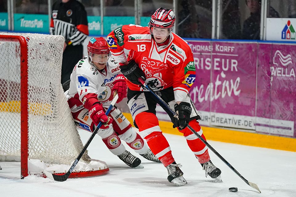 Bad Nauheims Marvin Ratmann gegen Landshuts Erik Gollenbeck.