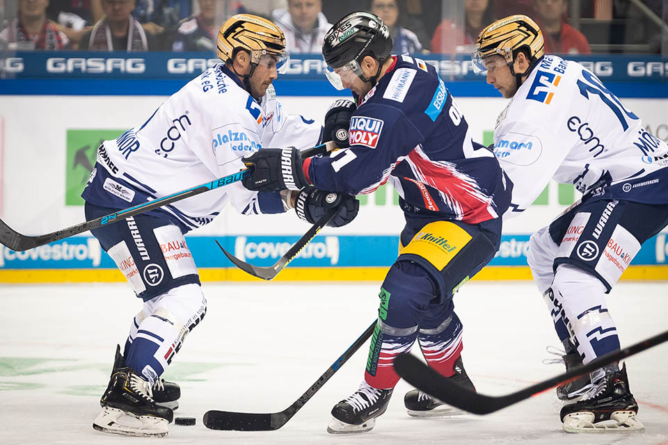 Ryan O'Connor und Janik Mser (Iserlohn) gegen Berlins Mark Olver.