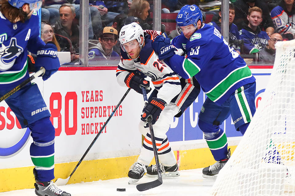 Edmontons Doppeltorschtze Leon Draisaitl gegen Vancouvers Center Bo Horvat.