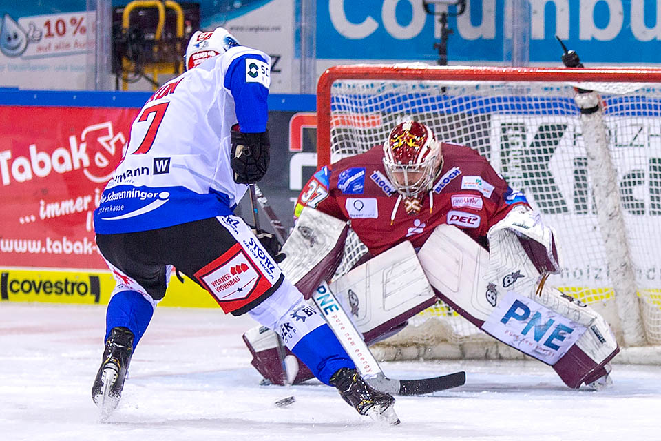 Schwenningens Caron scheitert an Bremerhavens Torwart Gudlevis. Schwenningens Caron scheitert an Bremerhavens Torwart Gudlevis.