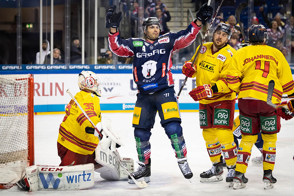 Maxim Lapierre bejubelt das dritte Berliner Tor gegen die DEG.