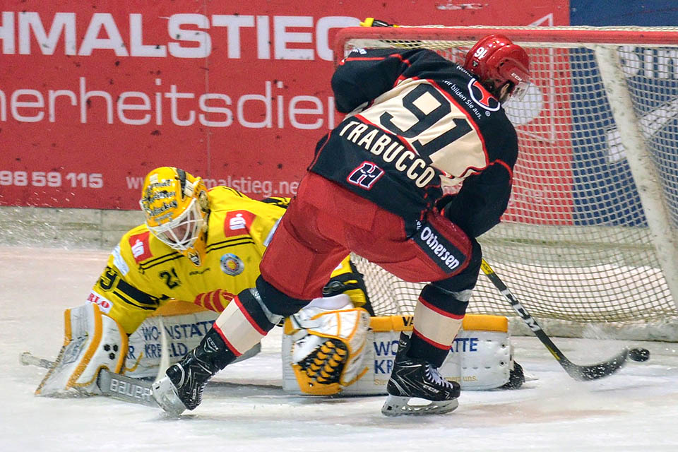 Mario Valery-Trabucco trifft zum 3:0 gegen Krefeld.