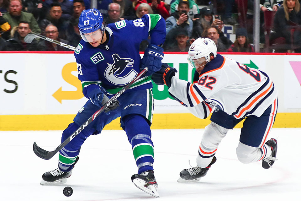 Jay Beagle (Vancouver) vor Caleb Jones (Edmonton). Jay Beagle (Vancouver) vor Caleb Jones (Edmonton).