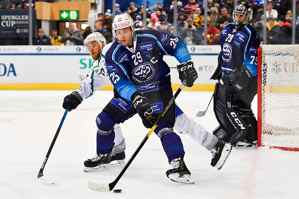 Michael Fora (Ambri) gegen Rodion Amirov (Ufa).