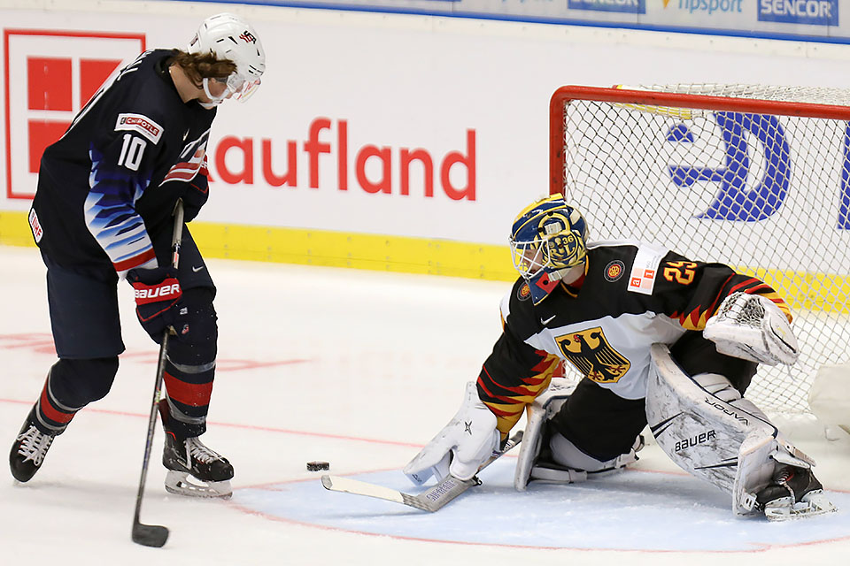 DEB-Goalie Tobias Ancicka gegen Curtis Hall.