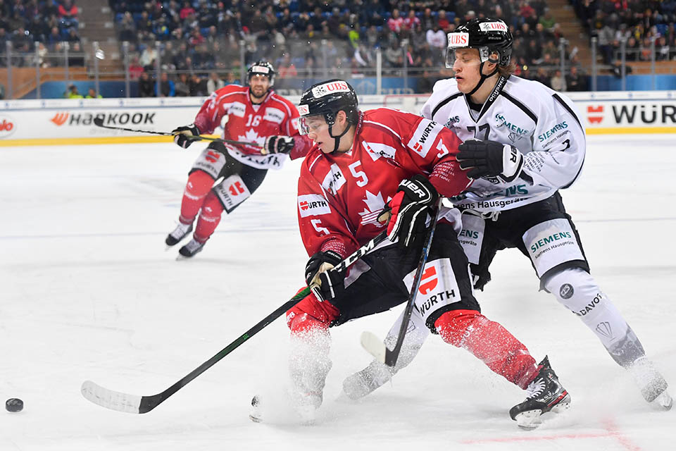 Ian Mitchell (Canada) gegen Tony Sund (Turku). Ian Mitchell (Canada) gegen Tony Sund (Turku).