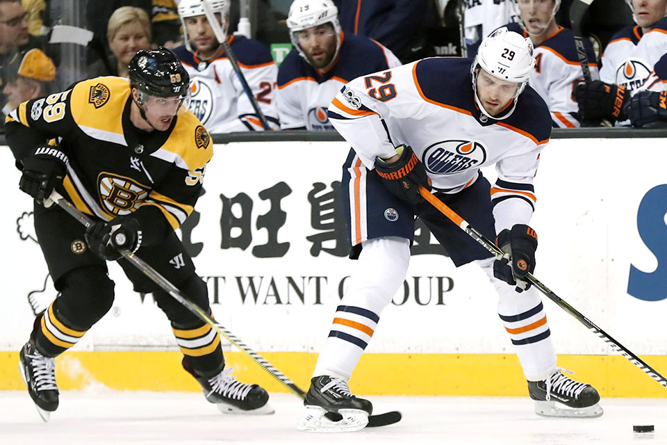 Leon Draisaitl vor Bostons Tim Schaller. Leon Draisaitl vor Bostons Tim Schaller.