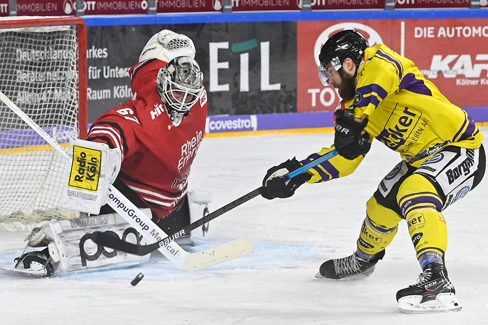 Klns Torwart Hannibal Weitzmann gegen Krefelds Jacob Lagace.