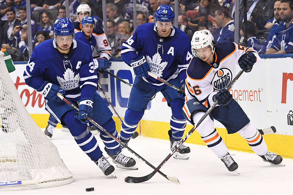 Edmontons Kailer Yamamoto (rechts) gegen Torontos Auston Matthews. Edmontons Kailer Yamamoto (rechts) gegen Torontos Auston Matthews.