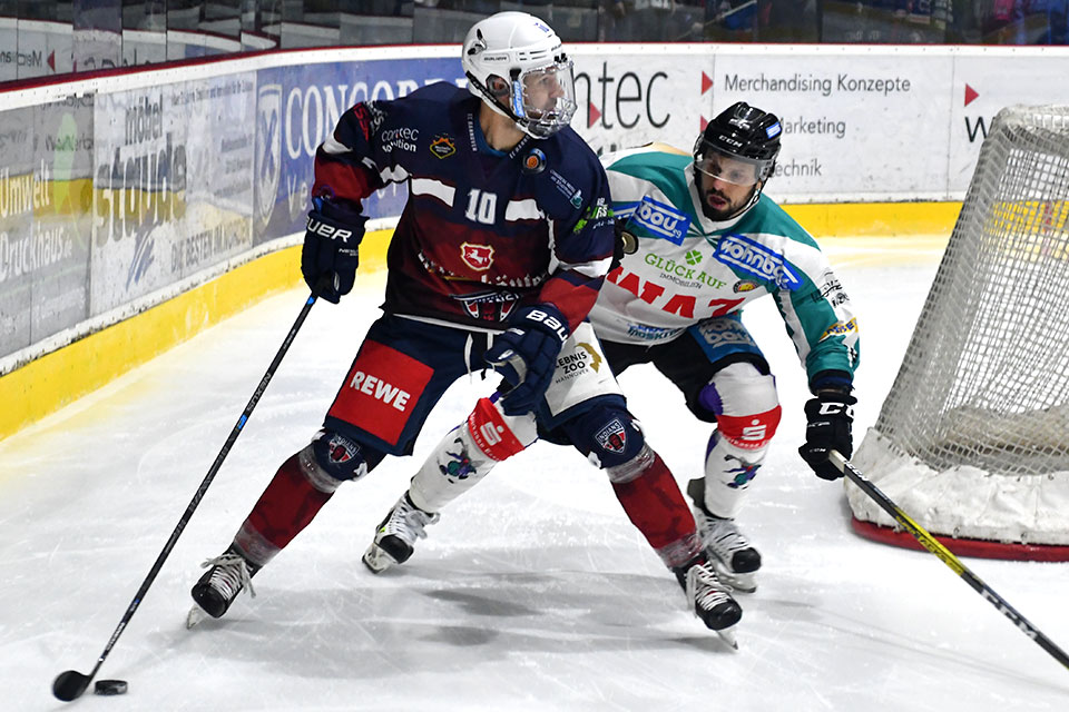Hannovers Igor Bacek gegen Essens Thomas Richter. Hannovers Igor Bacek gegen Essens Thomas Richter.