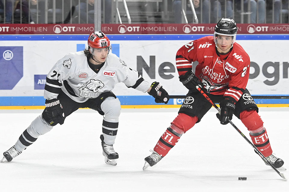Nürnbergs Daniel Fischbuch gegen Kölns Frederik Tiffels. Nürnbergs Daniel Fischbuch gegen Kölns Frederik Tiffels.