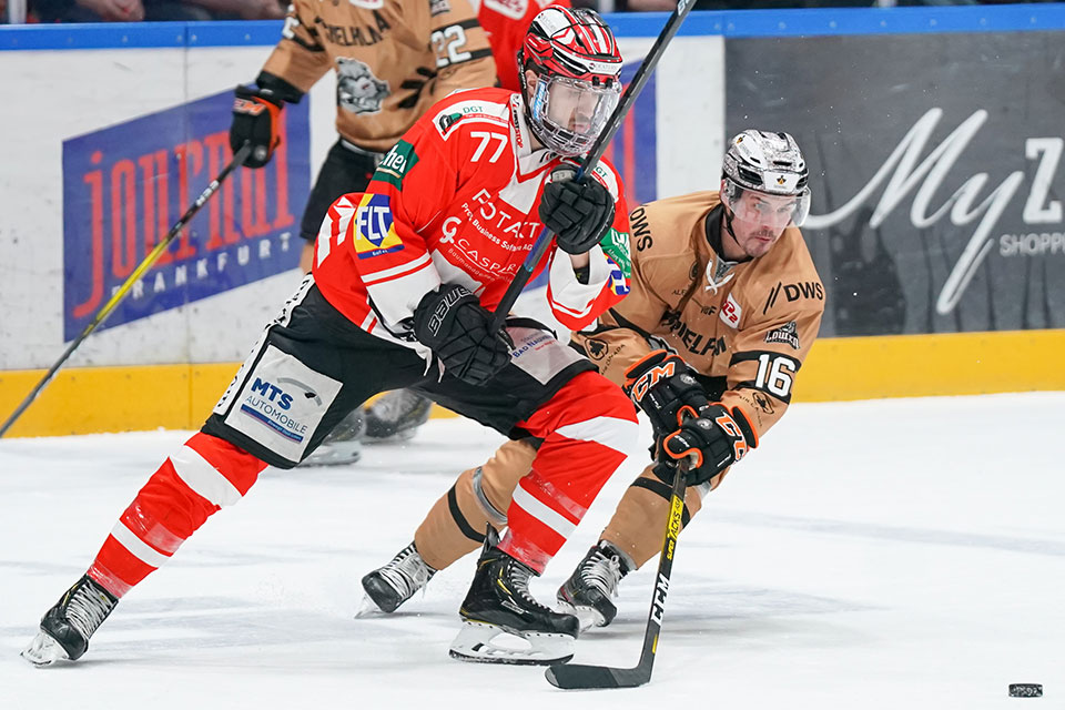 Mick Köhler (EC Bad Nauheim) gegen Martin Buchwieser (Löwen Frankfurt). Mick Köhler (EC Bad Nauheim) gegen Martin Buchwieser (Löwen Frankfurt).