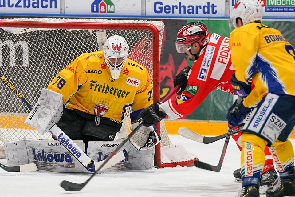 Tyler Fiddler (EC Bad Nauheim) gegen Mac Carruth (Weiwasser).