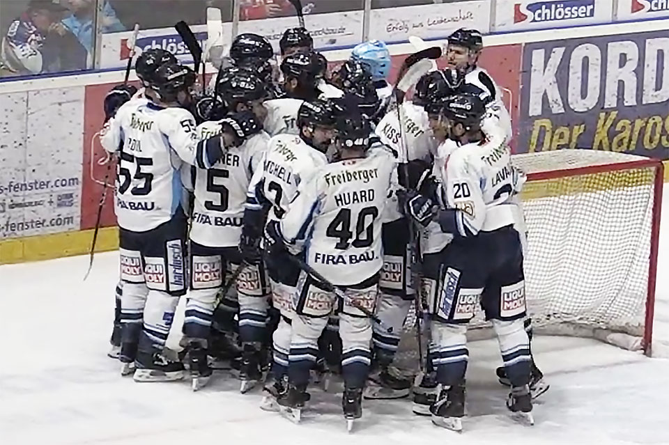 Jubel bei den Eislwen nach dem Auswrtssieg in Ravensburg.