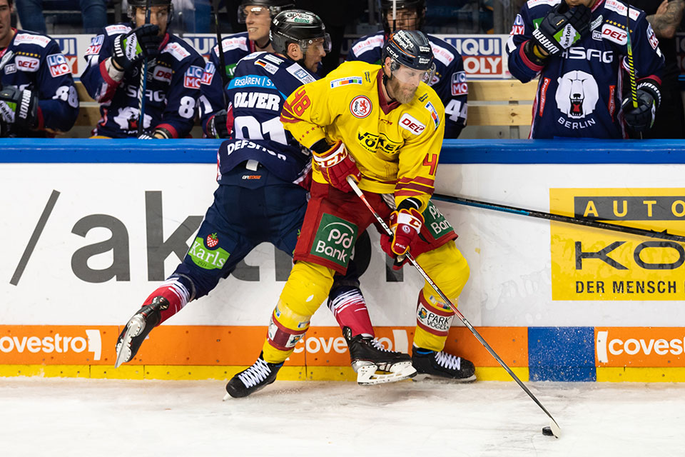 Mark Olver (Eisbären Berlin) gegen Nicholas B. Jensen (Düsseldorf). Mark Olver (Eisbären Berlin) gegen Nicholas B. Jensen (Düsseldorf).