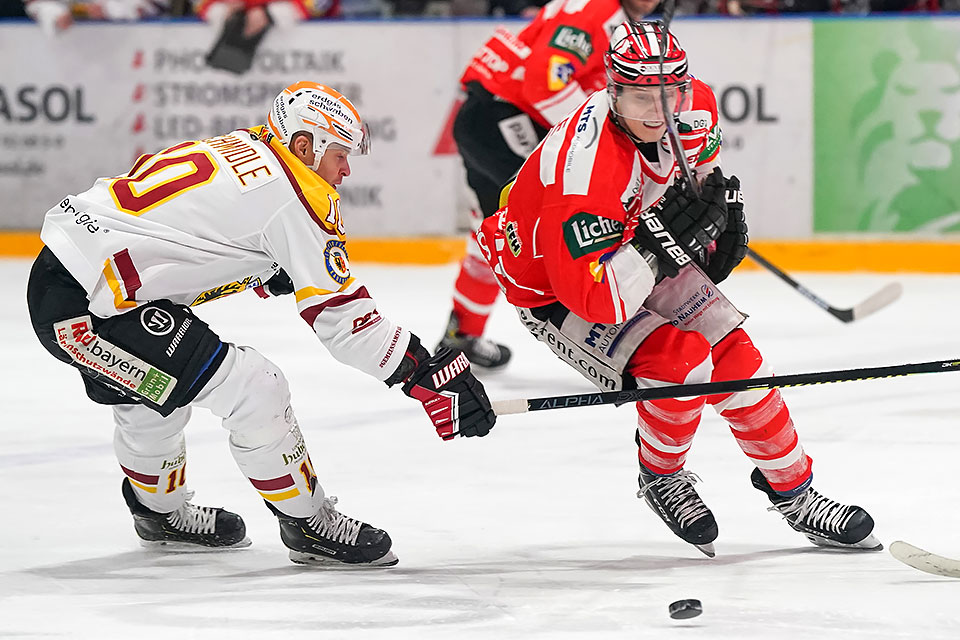 Marcel Kahle (EC Bad Nauheim) vor Max Schmidle (ESV Kaufbeuren).