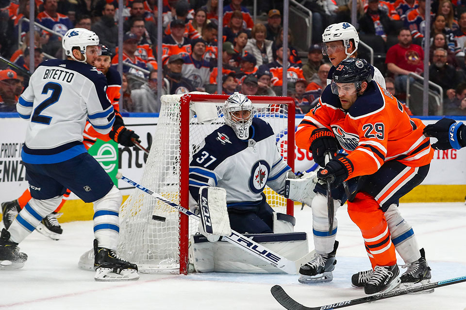 Edmontons Leon Draisaitl beim Spiel gegen Winnipeg. Edmontons Leon Draisaitl beim Spiel gegen Winnipeg.
