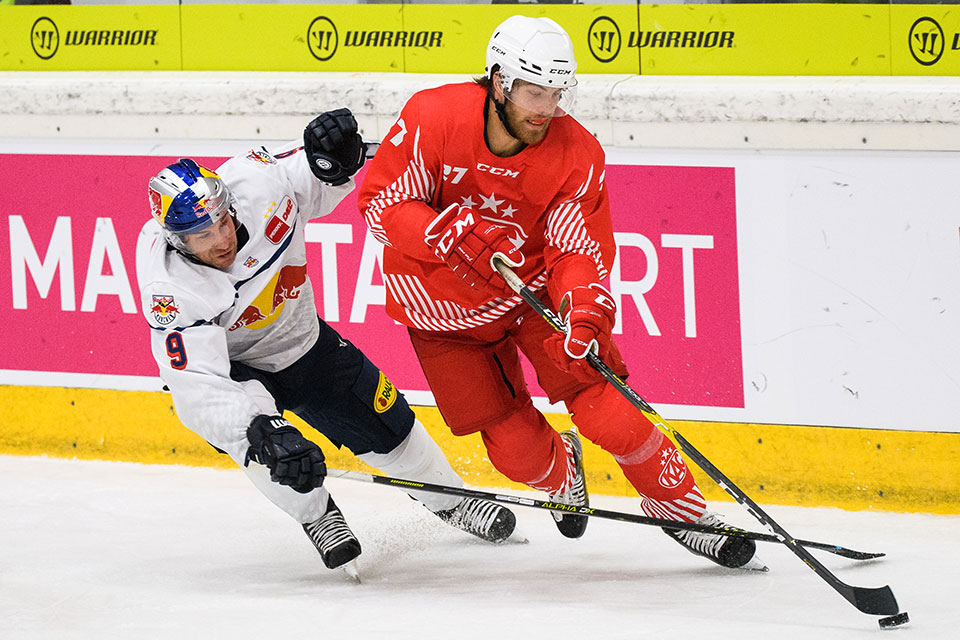 Derek Roy (HC Red Bull Mnchen) gegen Thomas Hundertpfund (Klagenfurt).