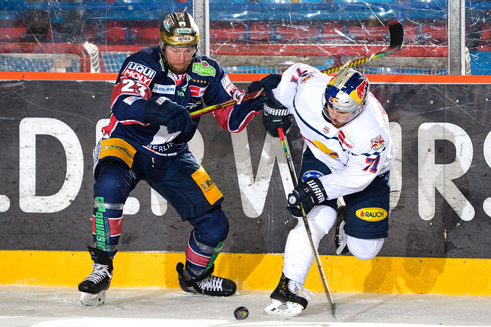 Pierre-Cédric Labrie von den Eisbären Berlin und Chris Bourque vom EHC Red Bull München. Pierre-Cédric Labrie von den Eisbären Berlin und Chris Bourque vom EHC Red Bull München.