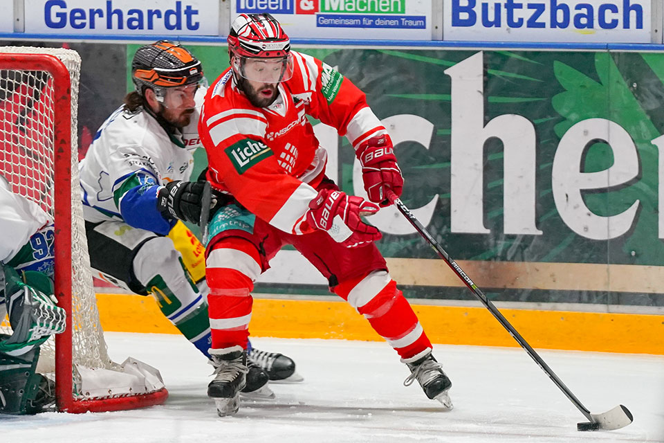 Cason Hohmann (EC Bad Nauheim) vor C.J. Stretch (Bietigheim Steelers).