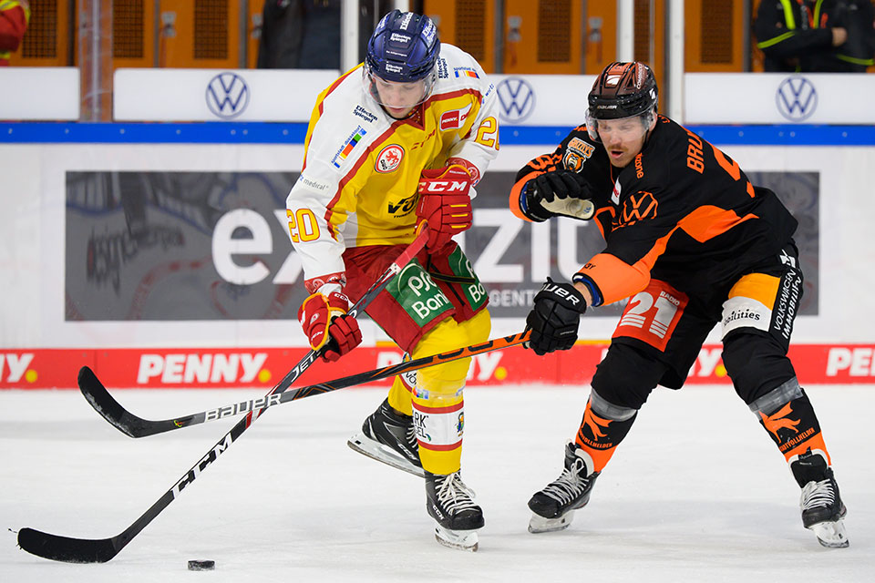 Tobias Eder von der D�sseldorfer EG und Phillip Bruggisser von den Grizzlys Wolfsburg.