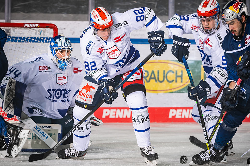 Die Schwenninger Patrik Cerveny, Emil Kristensen, Johannes Huss gegen Mnchens Trevor Parkes.