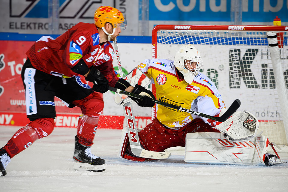 Jan Urbas von den Fischtown Pinguins gegen Torwart Hendrik Hane von der Düsseldorfer EG. Jan Urbas von den Fischtown Pinguins gegen Torwart Hendrik Hane von der Düsseldorfer EG.