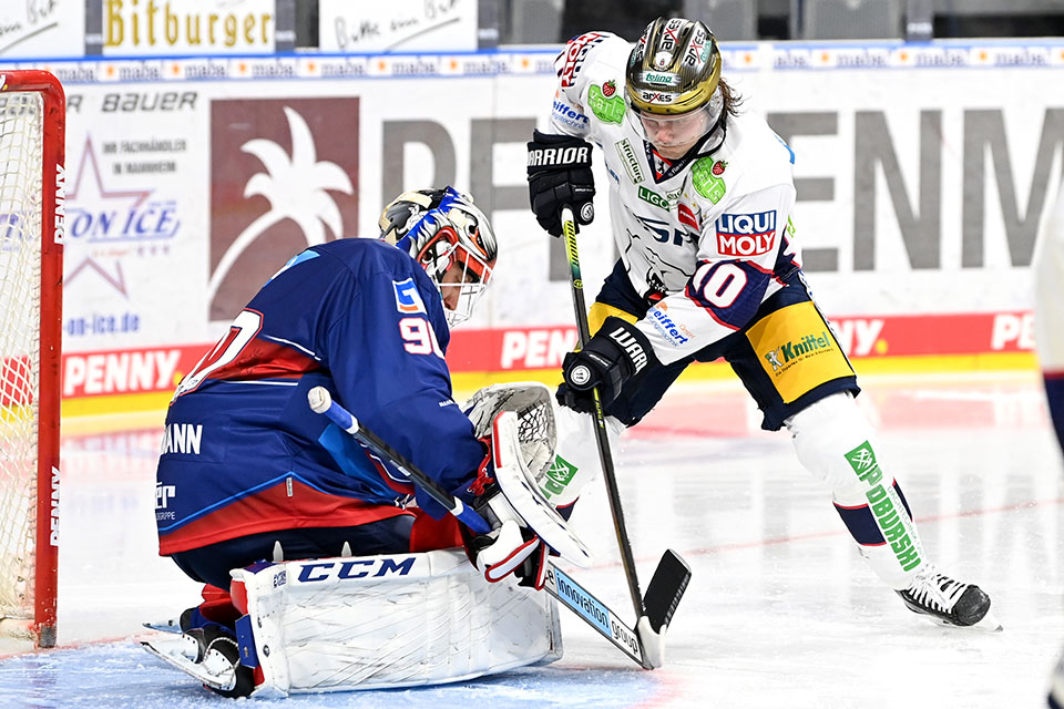 Torwart Felix Brückmann von den Adler Mannheim gegen Parker Tuomie von den Eisbären Berlin. Torwart Felix Brückmann von den Adler Mannheim gegen Parker Tuomie von den Eisbären Berlin.