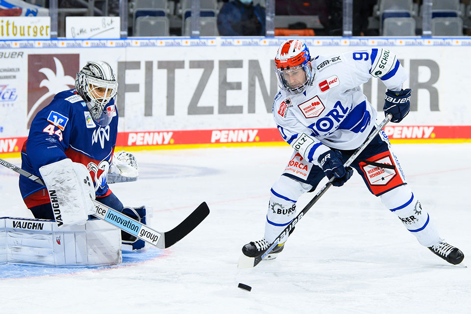 Schwenningens Tylor Spink gegen Adler-Torwart Dennis Endras.