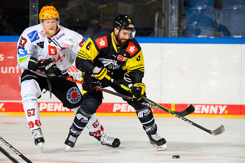 Stanislav Dietz von den Fischtown Pinguins und Lucas Lessio von den Krefeld Pinguinen.