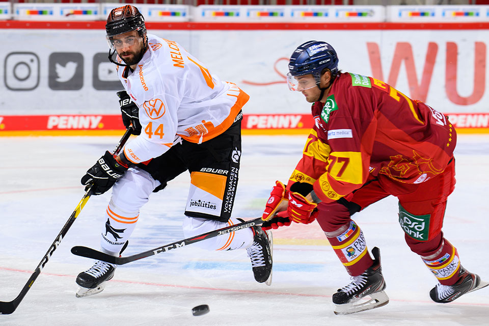 Julian Melchiori von den Grizzlys Wolfsburg und Mathias From von der Dsseldorfer EG.