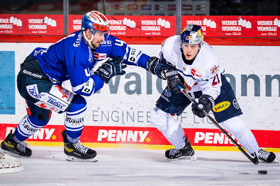 Colby Robak von den Schwenninger Wild Wings und Dominik Kahun vom EHC Red Bull Mnchen.