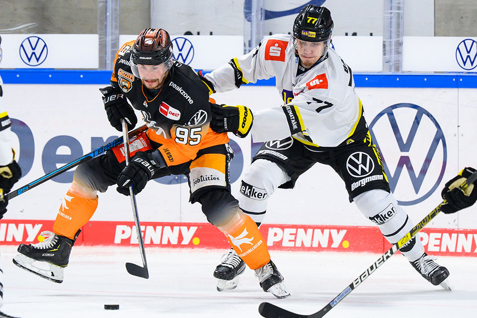 Ryan Fitzgerald von den Krefeld Pinguinen gegen Fabio Pfohl von den Grizzlys Wolfsburg.