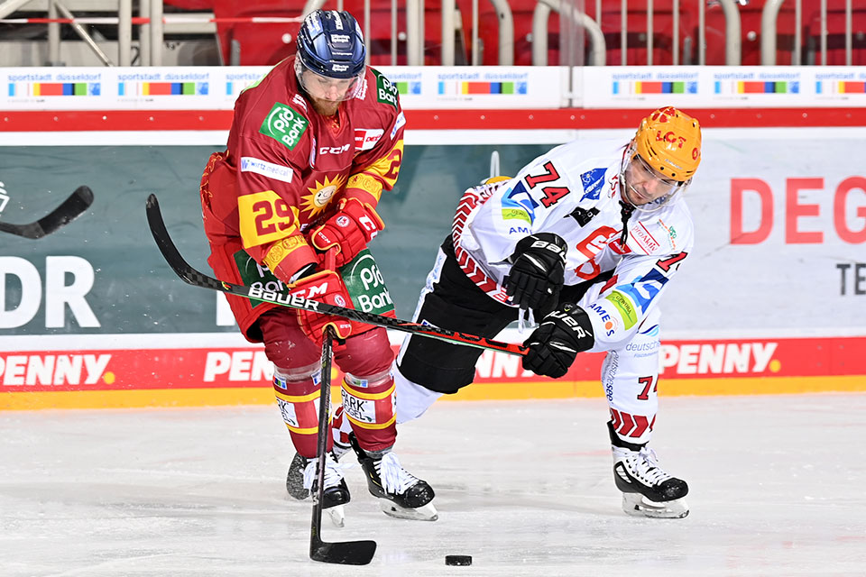 Alexander Barta von der Düsseldorfer EG und Tomas Sykora von den Fischtown Pinguins. Alexander Barta von der Düsseldorfer EG und Tomas Sykora von den Fischtown Pinguins.