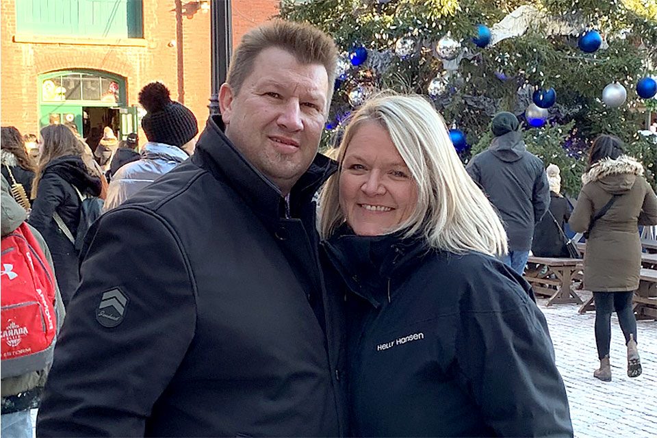 Jason Young und seine Frau Chantal. Jason Young und seine Frau Chantal.