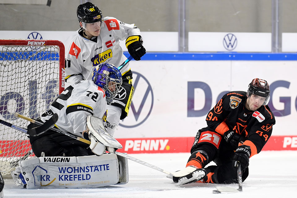 Sergei Belov und Daniil Valitov von den Krefeld Pinguinen und Wolfsburgs Phil Hungerecker.