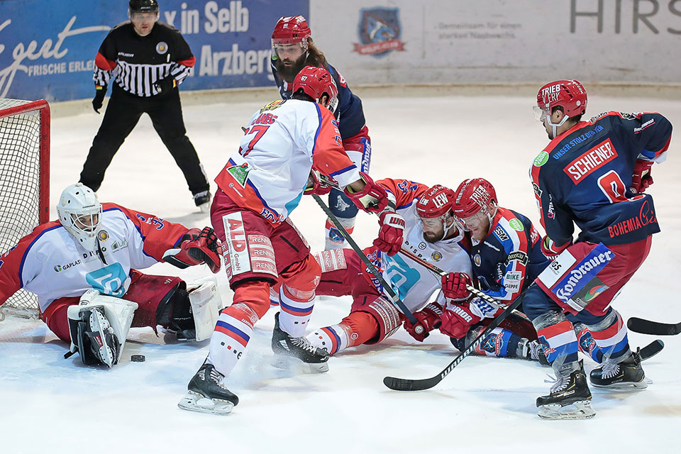 Spielszene Selb gegen Peiting.