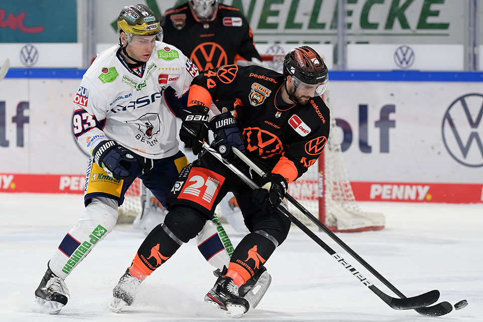 Leo Pf�derl von den Eisb�ren Berlin und Julian Melchiori von den Grizzlys Wolfsburg.