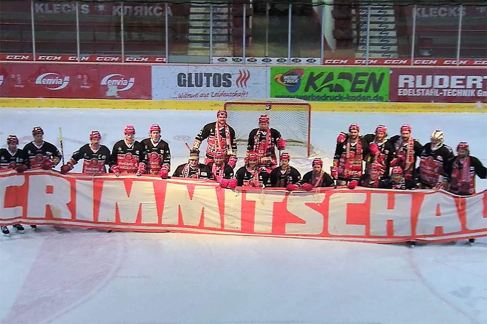 Die Eispiraten feiern den Sieg gegen Ravensburg.