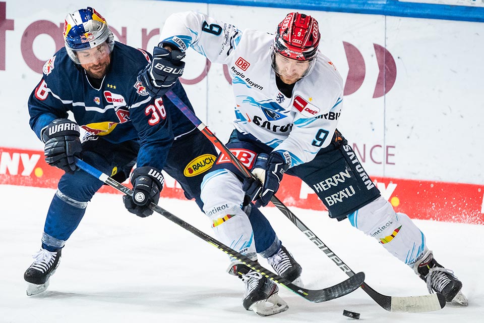 Yannic Seidenberg vom EHC Red Bull Mnchen und Frederik Storm vom ERC Ingolstadt.