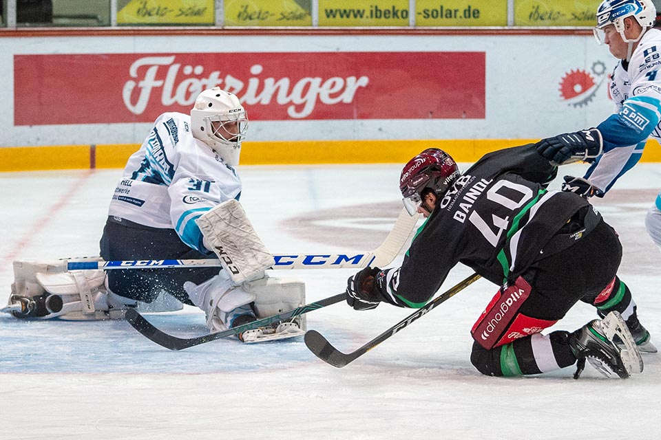 Torchance für Rosenheims Baindl beim Spiel gegen Lindau. Torchance für Rosenheims Baindl beim Spiel gegen Lindau.