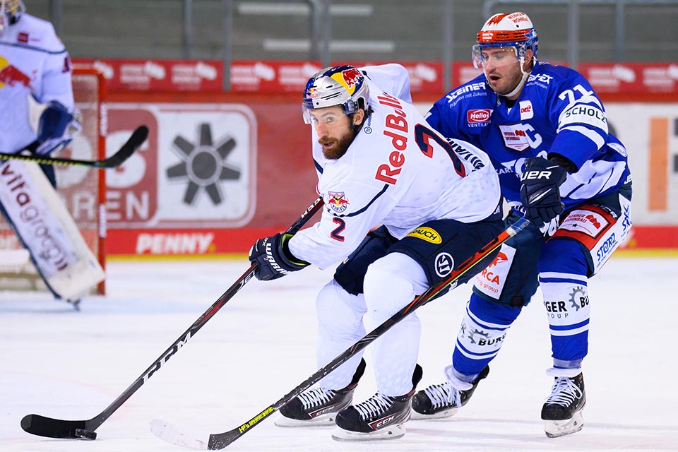 Andrew MacWilliam vom EHC Red Bull München und Travis Turnbull von den Schwenninger Wild Wings. Andrew MacWilliam vom EHC Red Bull München und Travis Turnbull von den Schwenninger Wild Wings.