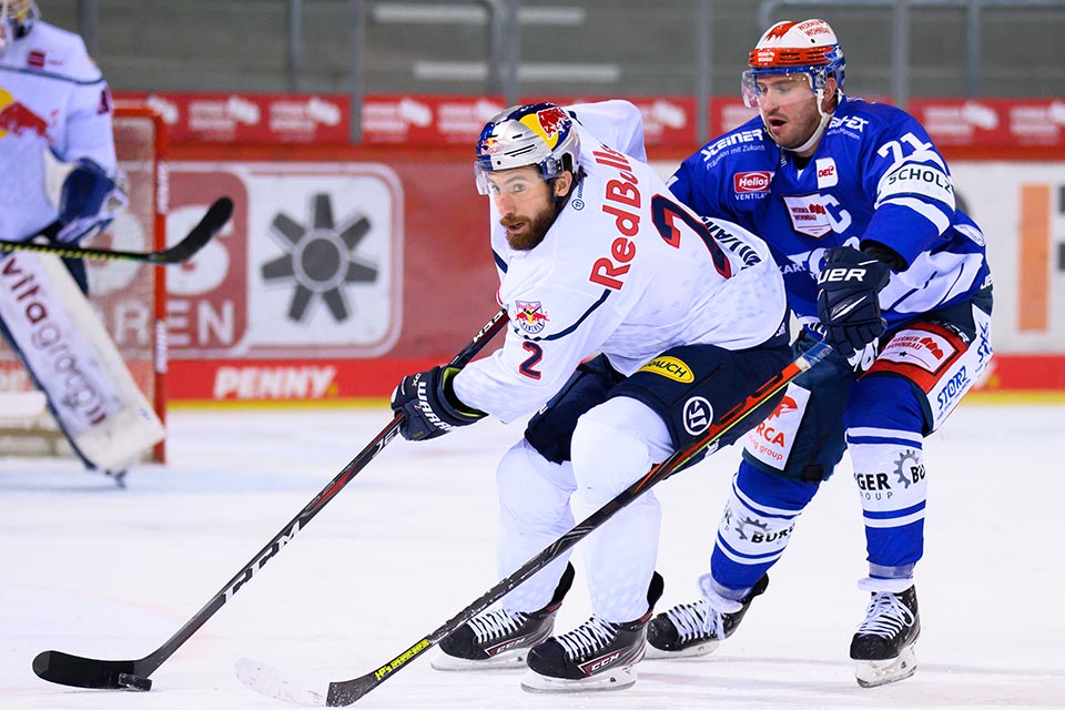 Andrew MacWilliam vom EHC Red Bull Mnchen und Travis Turnbull von den Schwenninger Wild Wings.