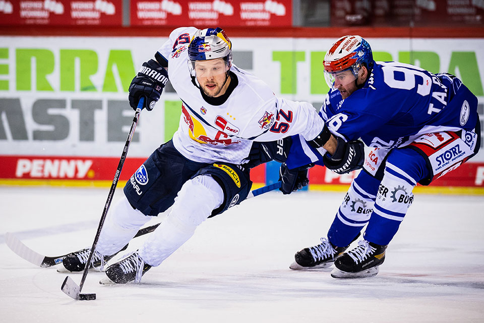 Patrick Hager vom EHC Red Bull Mnchen und Tyson Spink von den Schwenninger Wild Wings.