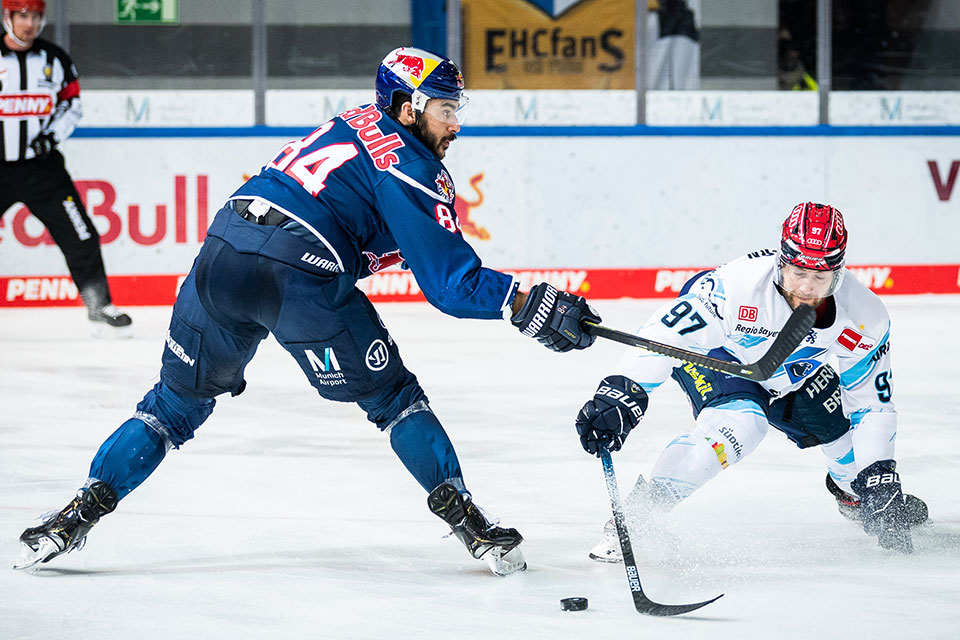 Mnchens Trevor Parkes gegen Ingolstadts Simon Schtz.