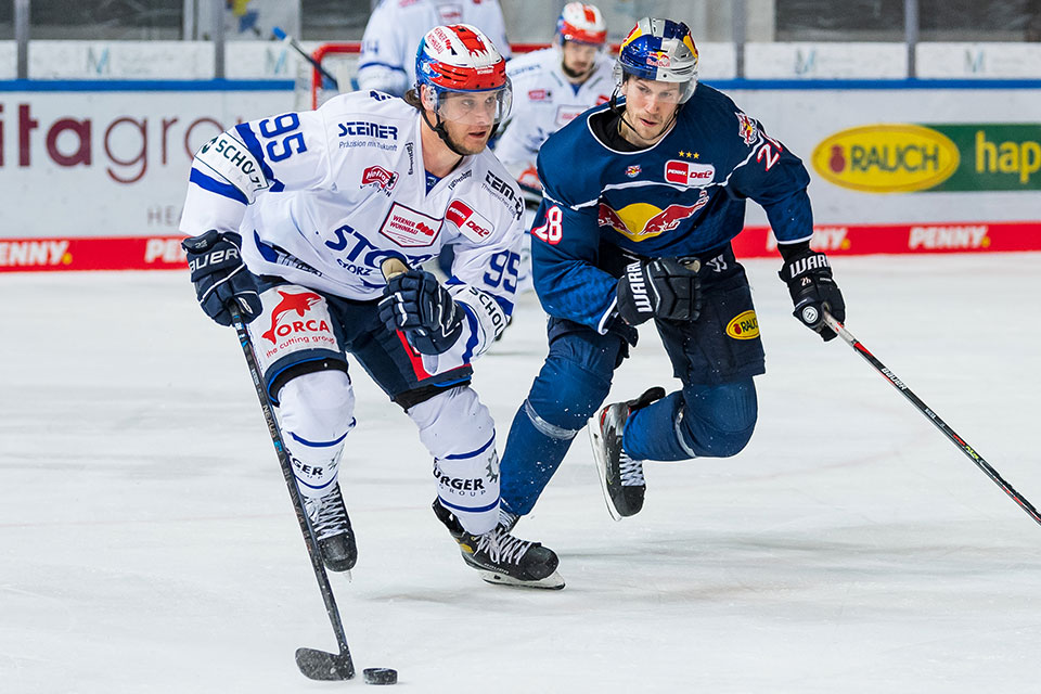 Jamie MacQueen von den Schwenninger Wild Wings und Frank Mauer vom EHC Red Bull Mnchen.