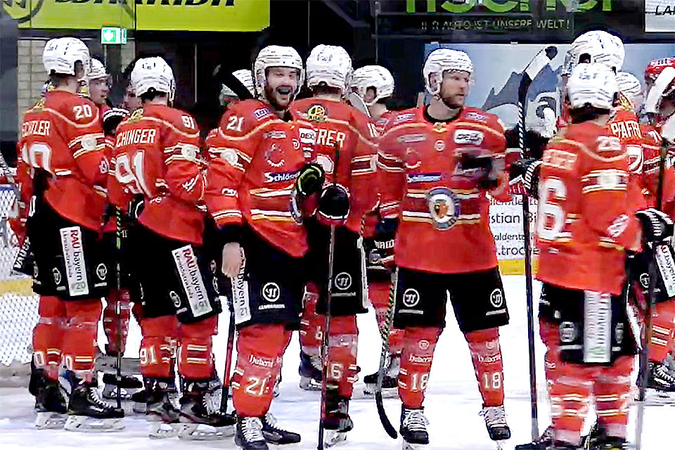 Kaufbeuren feiert den Derbysieg gegen Landshut.