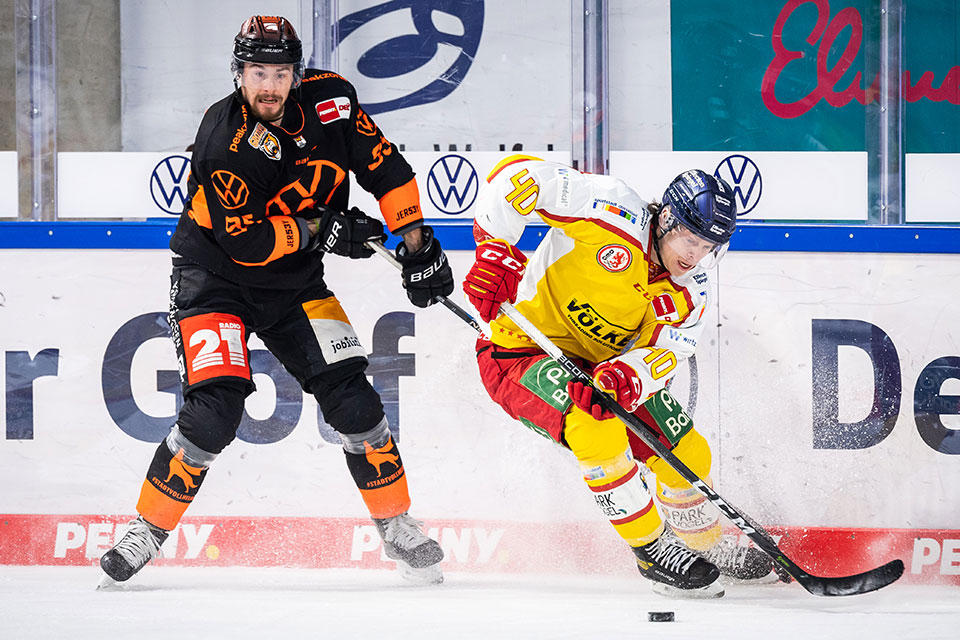 Fabio Pfohl von den Grizzlys Wolfsburg und Ken Andre Olimb von der Dsseldorfer EG